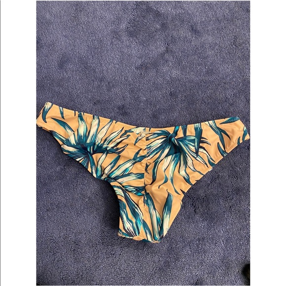 Bikini - Picture 2 of 3